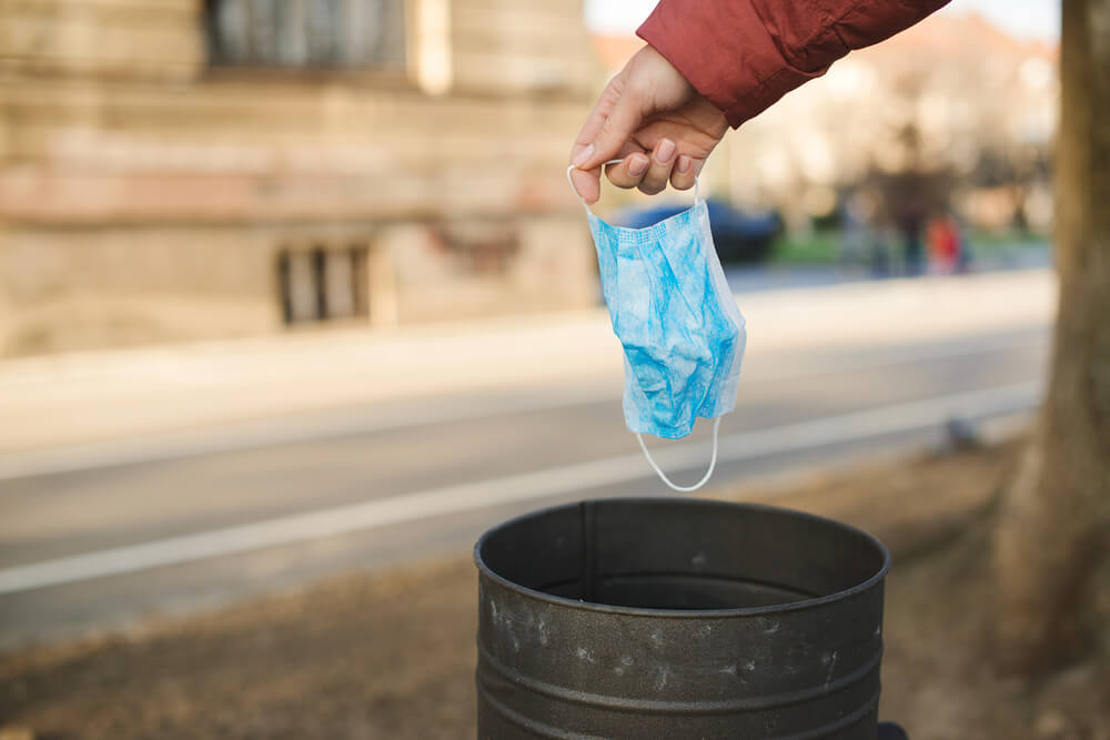 Vsako minuto uporabimo 3 milijone obraznih mask