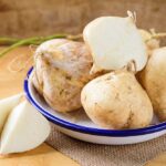 Poznate ta užiten gomolj, ki spominja na repo (pa ni repa)? Poznate ta užiten gomolj, ki spominja na repo (pa ni repa)?