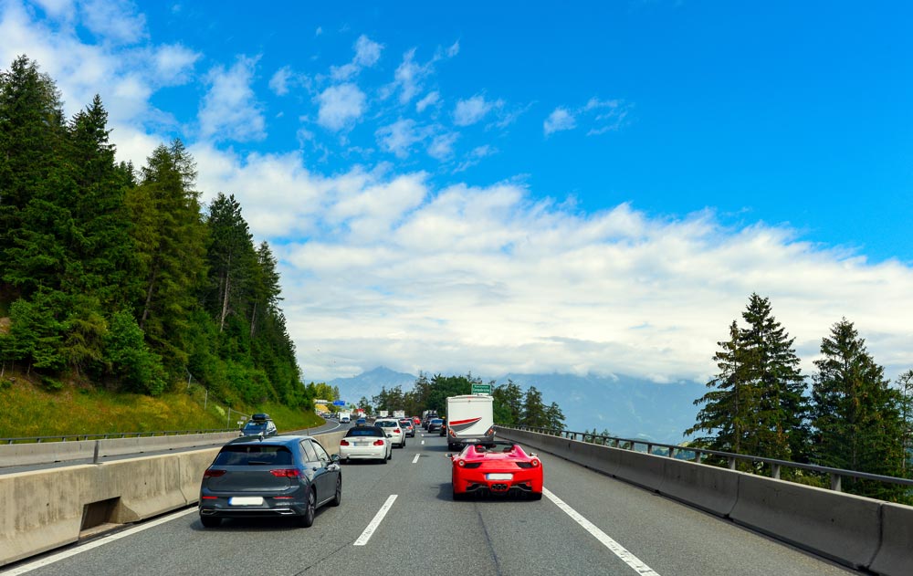 Čez Alpe lani 2,4 milijona tovornjakov – bo EU sodišče odločilo za naravo in zdravje ali za tranzit?