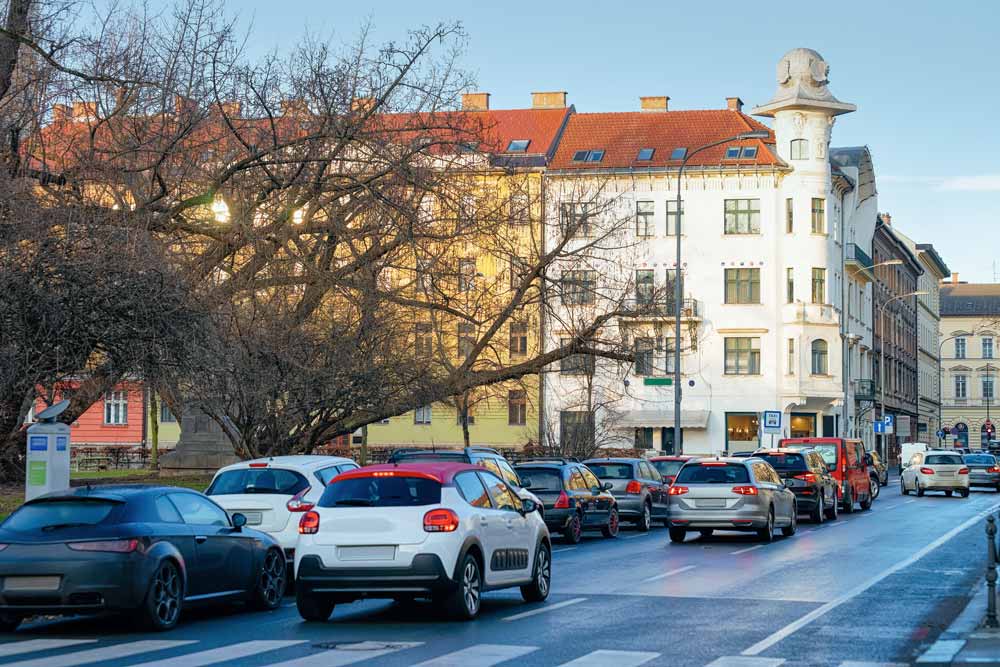 Bi Slovenci manj uporabljali avto, če bi bil javni prevoz boljši?